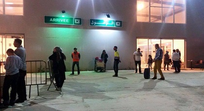 أفراد الجالية يشتكون باستمرار من فظاظة معاملة شرطي يمارس عنتريته وعجرفته عند بوابة مطار العروي