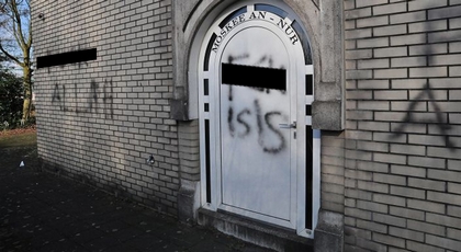 كتابة عبارات مسيئة للإسلام على جدران مسجد يؤمه المغاربة بهولندا