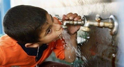 الدريوش.. انقطاع مياه الشرب دون سابق إنذار يثير استياء الساكنة وعدد منهم يلجأ إلى حلول بديلة
