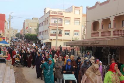 ساكنة زايو تُلبّي نداء 25 فبراير وتنزل إلى الشارع ضمن مسيرة ضخمة شارك فيها نحو ألفين محتج