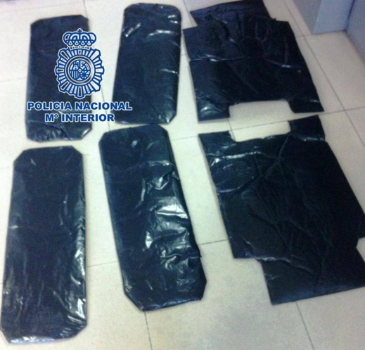 العثور على كمية من الحشيش داخل حقيبة زوجين هولنديين كانا بصدد تهريبها عبر ميناء مليلية العثور على كمية من الحشيش داخل حقيبة زوجين هولنديين كانا بصدد تهريبها عبر ميناء مليلية