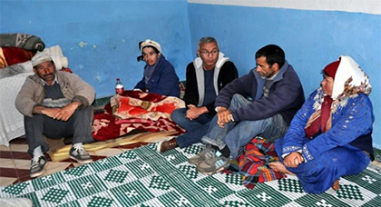 تجاوبا مع نداء عائلة الحساني المهمشة بكوركو : محسن يهديها قطعة ارضية و سط الساكنة تجاوبا مع نداء عائلة الحساني المهمشة بكوركو : محسن يهديها قطعة ارضية و سط الساكنة