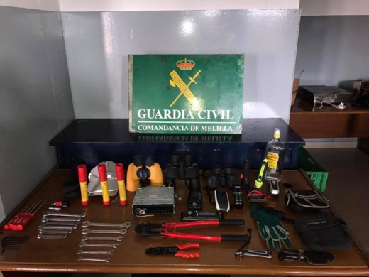 اعتقال جزائريين وقاصر مغربي متلبسين بسرقة يخوت ترفيهية راسية بإحدى شواطئ مدينة مليلية المحتلة اعتقال جزائريين وقاصر مغربي متلبسين بسرقة يخوت ترفيهية راسية بإحدى شواطئ مدينة مليلية المحتلة