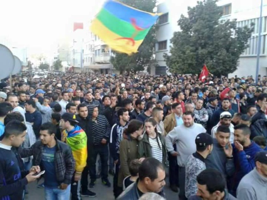 نحو 80 ألف محتج يخرجون في مسيرة "عملاقة" وسط الحسيمة بعد توافد الآلاف من البلدات المجاورة على الأقدام نحو 80 ألف محتج يخرجون في مسيرة "عملاقة" وسط الحسيمة بعد توافد الآلاف من البلدات المجاورة على الأقدام