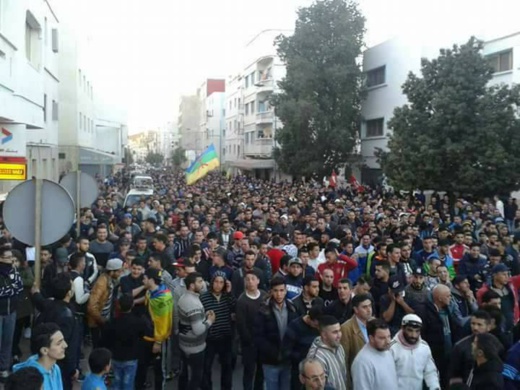 نحو 80 ألف محتج يخرجون في مسيرة "عملاقة" وسط الحسيمة بعد توافد الآلاف من البلدات المجاورة على الأقدام نحو 80 ألف محتج يخرجون في مسيرة "عملاقة" وسط الحسيمة بعد توافد الآلاف من البلدات المجاورة على الأقدام