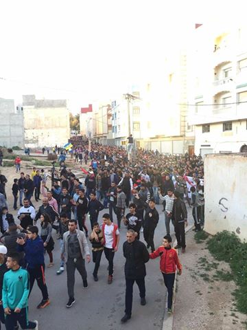 نحو 80 ألف محتج يخرجون في مسيرة "عملاقة" وسط الحسيمة بعد توافد الآلاف من البلدات المجاورة على الأقدام