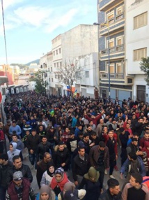 نحو 80 ألف محتج يخرجون في مسيرة "عملاقة" وسط الحسيمة بعد توافد الآلاف من البلدات المجاورة على الأقدام نحو 80 ألف محتج يخرجون في مسيرة "عملاقة" وسط الحسيمة بعد توافد الآلاف من البلدات المجاورة على الأقدام