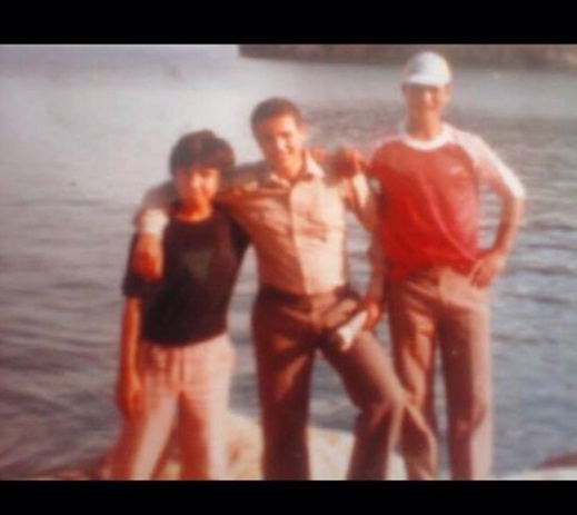 العماري ينشر صورة قديمة تجمعه بالريفيين بنشماس والحموتي ويقول أنها تذكاره الوحيد من زمن طفولته العماري ينشر صورة قديمة تجمعه بالريفيين بنشماس والحموتي ويقول أنها تذكاره الوحيد من زمن طفولته