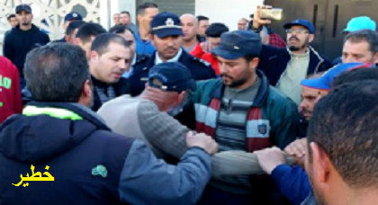 مواطنون يمنعون تاجرا من حرق نفسه بعد صبّه كميات من البنزين على جسده ببني بوعياش مواطنون يمنعون تاجرا من حرق نفسه بعد صبّه كميات من البنزين على جسده ببني بوعياش