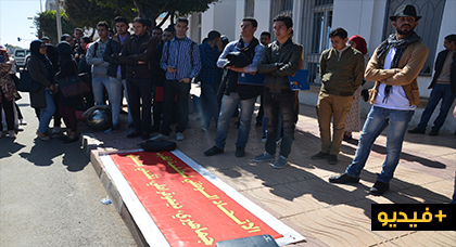 ملف النقل الجامعي ومشاكل أخرى تخرج طلبة كلية سلوان للإحتجاج أمام مقر عمالة الناظور 