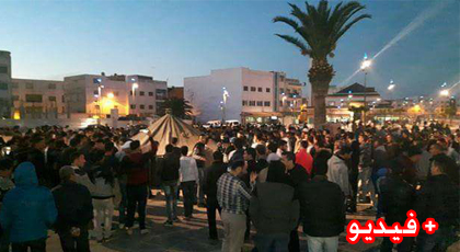 ساكنة بلدة تماسينت يعتصمون وسط الساحة الكبرى لمدينة امزورن لليلة كاملة 