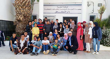 تلامذة وطاقم تربوي من بني أنصار يجرون زيارة تفقدية إلى دار العجزة بالناظور وسط أجواء عائلية مؤثرة تلامذة وطاقم تربوي من بني أنصار يجرون زيارة تفقدية إلى دار العجزة بالناظور وسط أجواء عائلية مؤثرة