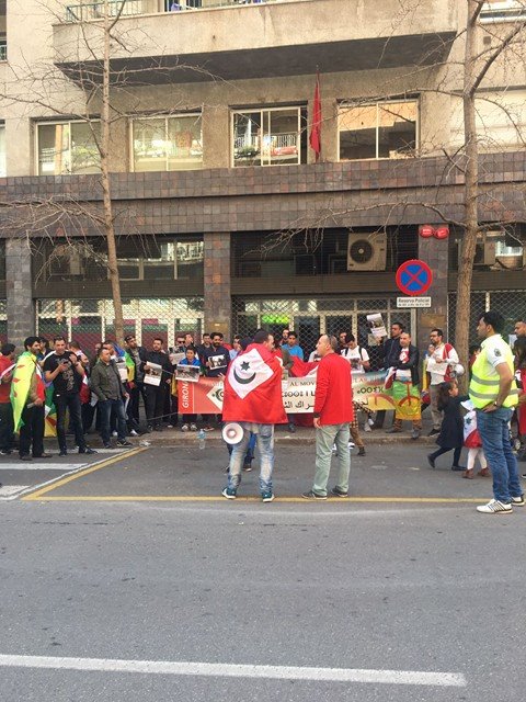 نشطاء لجنة دعم الحراك الشعبي يخوضون وقفة تضامنية أمام قنصلية المغرب بخيرونا نشطاء لجنة دعم الحراك الشعبي يخوضون وقفة تضامنية أمام قنصلية المغرب بخيرونا