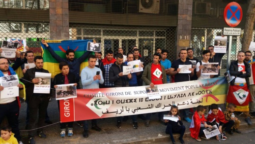 نشطاء لجنة دعم الحراك الشعبي يخوضون وقفة تضامنية أمام قنصلية المغرب بخيرونا نشطاء لجنة دعم الحراك الشعبي يخوضون وقفة تضامنية أمام قنصلية المغرب بخيرونا