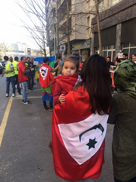 نشطاء لجنة دعم الحراك الشعبي يخوضون وقفة تضامنية أمام قنصلية المغرب بخيرونا نشطاء لجنة دعم الحراك الشعبي يخوضون وقفة تضامنية أمام قنصلية المغرب بخيرونا