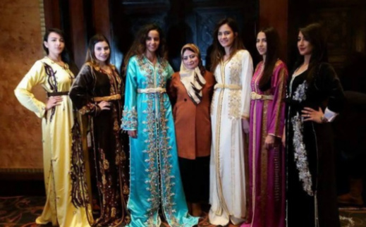 مصمّمة الأزياء الناظورية "لبنى الفلاح" تتألق تحت أضواء تظاهرتين عالميتين بالدارالبيضاء مصمّمة الأزياء الناظورية "لبنى الفلاح" تتألق تحت أضواء تظاهرتين عالميتين بالدارالبيضاء