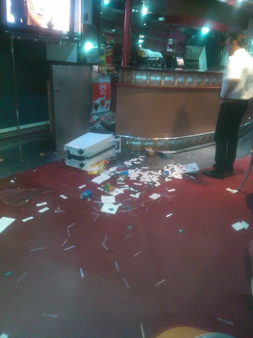 صور تكشف حالة هلع المسافرين وحجم الخسائر داخل الباخرة التي صارعت تقاذف الأمواج في عرض بحر مليلية صور تكشف حالة هلع المسافرين وحجم الخسائر داخل الباخرة التي صارعت تقاذف الأمواج في عرض بحر مليلية