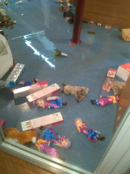 صور تكشف حالة هلع المسافرين وحجم الخسائر داخل الباخرة التي صارعت تقاذف الأمواج في عرض بحر مليلية صور تكشف حالة هلع المسافرين وحجم الخسائر داخل الباخرة التي صارعت تقاذف الأمواج في عرض بحر مليلية