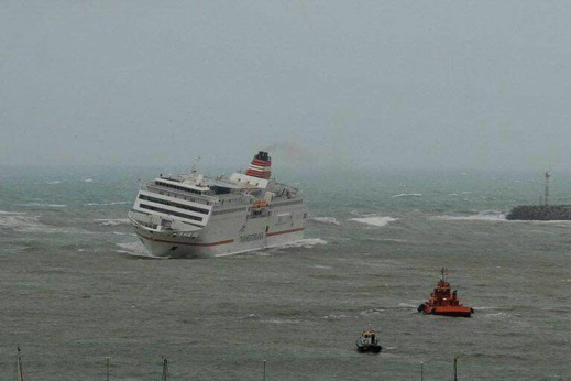 صور تكشف حالة هلع المسافرين وحجم الخسائر داخل الباخرة التي صارعت تقاذف الأمواج في عرض بحر مليلية صور تكشف حالة هلع المسافرين وحجم الخسائر داخل الباخرة التي صارعت تقاذف الأمواج في عرض بحر مليلية