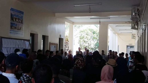 بسبب معاناتهم مع الاكتضاض.. طلبة العروي يعتصمون بمقر البلدية للمطالبة بتوفير حافلة إضافية للنقل الخاص بسبب معاناتهم مع الاكتضاض.. طلبة العروي يعتصمون بمقر البلدية للمطالبة بتوفير حافلة إضافية للنقل الخاص