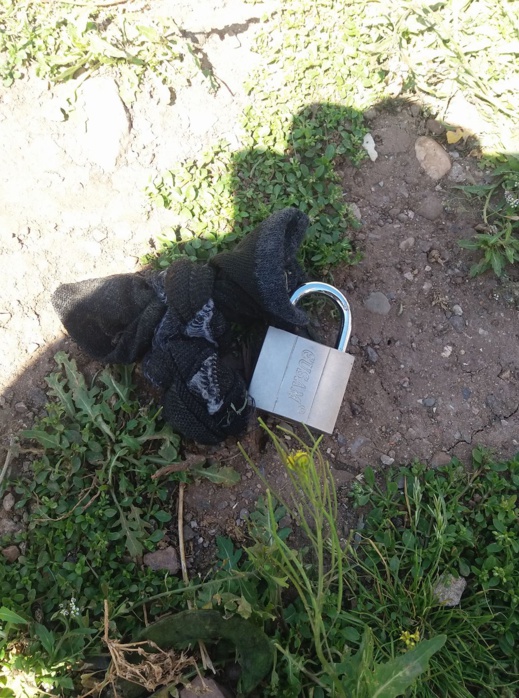 العثور على جوارب رجالية مربوطة بقفل حديدي مورست عليها أعمال سحر وشعوذة بحي ترقاع العثور على جوارب رجالية مربوطة بقفل حديدي مورست عليها أعمال سحر وشعوذة بحي ترقاع