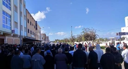 عشرات شباب أركمان يحتشدون ضمن اعتصام قاده "الخطافة" احتجاجا على منعهم من نقل المواطنين عشرات شباب أركمان يحتشدون ضمن اعتصام قاده "الخطافة" احتجاجا على منعهم من نقل المواطنين