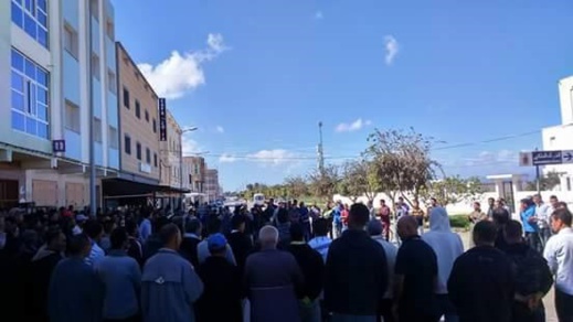 عشرات شباب أركمان يحتشدون ضمن اعتصام قاده "الخطافة" احتجاجا على منعهم من نقل المواطنين عشرات شباب أركمان يحتشدون ضمن اعتصام قاده "الخطافة" احتجاجا على منعهم من نقل المواطنين