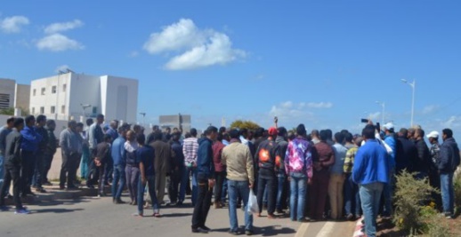 عشرات شباب أركمان يحتشدون ضمن اعتصام قاده "الخطافة" احتجاجا على منعهم من نقل المواطنين عشرات شباب أركمان يحتشدون ضمن اعتصام قاده "الخطافة" احتجاجا على منعهم من نقل المواطنين