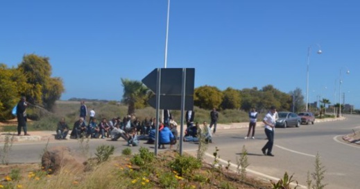 عشرات شباب أركمان يحتشدون ضمن اعتصام قاده "الخطافة" احتجاجا على منعهم من نقل المواطنين عشرات شباب أركمان يحتشدون ضمن اعتصام قاده "الخطافة" احتجاجا على منعهم من نقل المواطنين