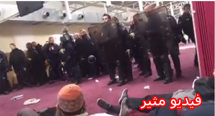 مشاهد مثيرة وهتافات الله أكبر بعد اخلاء مسجد بالقوة في منطقة كليشي شمال فرنسا مشاهد مثيرة وهتافات الله أكبر بعد اخلاء مسجد بالقوة في منطقة كليشي شمال فرنسا