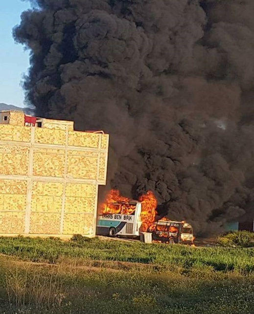 اندلاع مواجهات عنيفة بين تلامذة بني بوعياش وإمزورن وقوات الأمن وإحراق سيارة وحافلة أمنيتين اندلاع مواجهات عنيفة بين تلامذة بني بوعياش وإمزورن وقوات الأمن وإحراق سيارة وحافلة أمنيتين