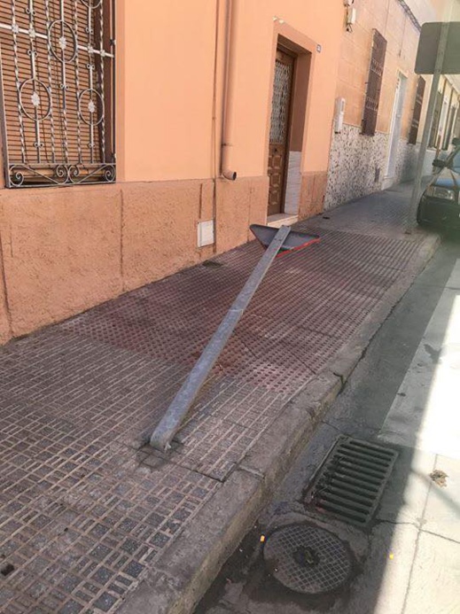 بعد حرق حاويات الأزبال .. تخريب وتكسير أزيد من 20 علامة تشوير بشوارع مدينة مليلية