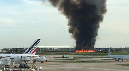 بالفيديو.. حريق مهول  في مطار أورلي الدولي بباريس