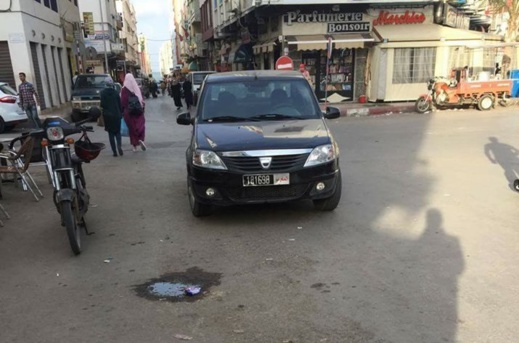 صورة توثق ركن سيارة تابعة للمصالح العمومية في وضع مخل بـ"القانون" وسط الناظور تثير سخط الفسابكة صورة توثق ركن سيارة تابعة للمصالح العمومية في وضع مخل بـ"القانون" وسط الناظور تثير سخط الفسابكة