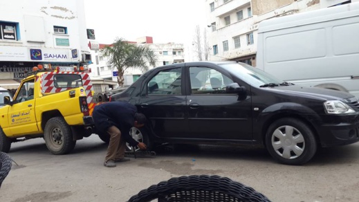 صورة توثق ركن سيارة تابعة للمصالح العمومية في وضع مخل بـ"القانون" وسط الناظور تثير سخط الفسابكة