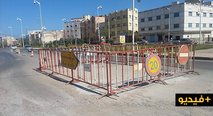 متاريس حديدية متروكة بعد إنهاء الأشغال بـ15 يوما تعرقل السير وسط الطريق بين أزغنغان والناظور متاريس حديدية متروكة بعد إنهاء الأشغال بـ15 يوما تعرقل السير وسط الطريق بين أزغنغان والناظور