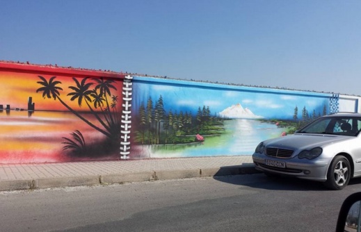 شاب يفلح في خلق فضاء رائع برسمه جداريات على أسوار مهملة بالعروي فمتى تنقل بلدية الناظور تجربته