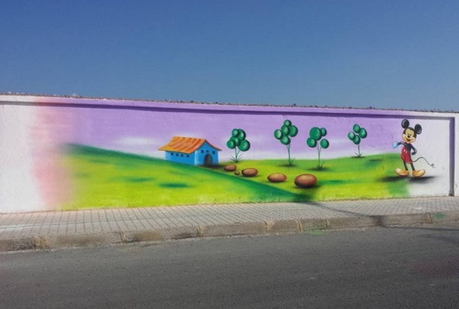 شاب يفلح في خلق فضاء رائع برسمه جداريات على أسوار مهملة بالعروي فمتى تنقل بلدية الناظور تجربته