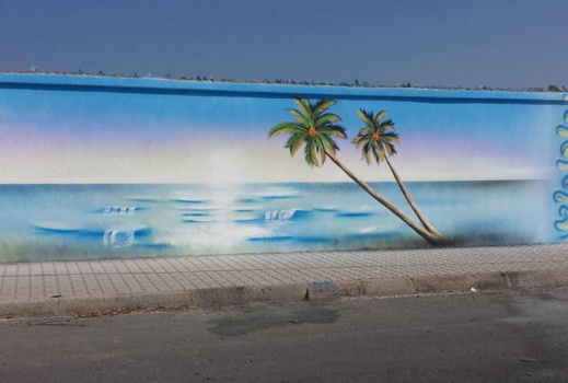 شاب يفلح في خلق فضاء رائع برسمه جداريات على أسوار مهملة بالعروي فمتى تنقل بلدية الناظور تجربته