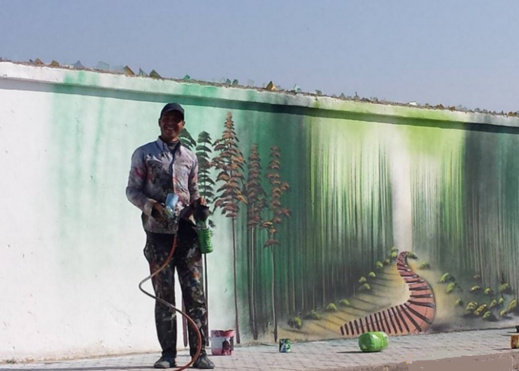 شاب يفلح في خلق فضاء رائع برسمه جداريات على أسوار مهملة بالعروي فمتى تنقل بلدية الناظور تجربته شاب يفلح في خلق فضاء رائع برسمه جداريات على أسوار مهملة بالعروي فمتى تنقل بلدية الناظور تجربته