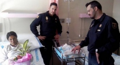 مثير.. مغربية تضع مولودها وسط الشارع بمساعدة شرطييين إسبانيين بمعبر مليلية مثير.. مغربية تضع مولودها وسط الشارع بمساعدة شرطييين إسبانيين بمعبر مليلية