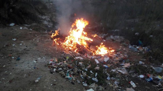 كارثة.. عمال النظافة بشركة جمع النفايات يحرقون الأزبال وسط حي سكني بالمطار والساكنة تشتكي كارثة.. عمال النظافة بشركة جمع النفايات يحرقون الأزبال وسط حي سكني بالمطار والساكنة تشتكي