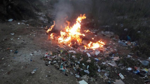 كارثة.. عمال النظافة بشركة جمع النفايات يحرقون الأزبال وسط حي سكني بالمطار والساكنة تشتكي كارثة.. عمال النظافة بشركة جمع النفايات يحرقون الأزبال وسط حي سكني بالمطار والساكنة تشتكي