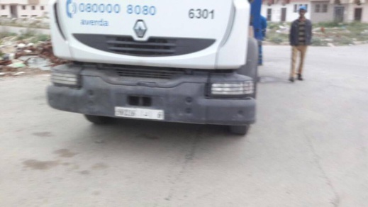 كارثة.. عمال النظافة بشركة جمع النفايات يحرقون الأزبال وسط حي سكني بالمطار والساكنة تشتكي كارثة.. عمال النظافة بشركة جمع النفايات يحرقون الأزبال وسط حي سكني بالمطار والساكنة تشتكي