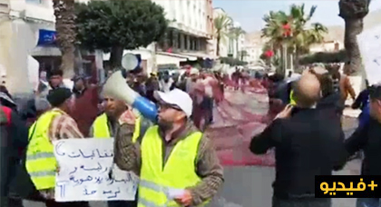 الصيادون بميناء الحسيمة ينظمون مسيرة إحتجاجية الى مقر العمالة وهذه مطالبهم الصيادون بميناء الحسيمة ينظمون مسيرة إحتجاجية الى مقر العمالة وهذه مطالبهم