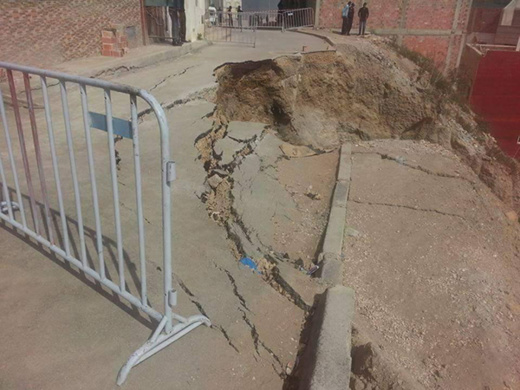 انجراف جزء من الطريق المؤدية الى حي مرموشة بالحسيمة والسلطات تخلي منزلا مخافة إنهياره انجراف جزء من الطريق المؤدية الى حي مرموشة بالحسيمة والسلطات تخلي منزلا مخافة إنهياره