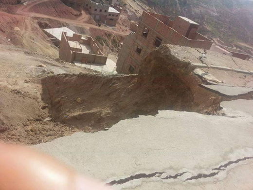 انجراف جزء من الطريق المؤدية الى حي مرموشة بالحسيمة والسلطات تخلي منزلا مخافة إنهياره 