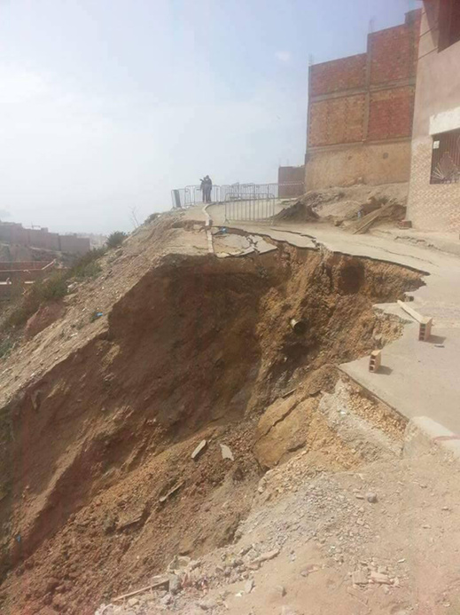 انجراف جزء من الطريق المؤدية الى حي مرموشة بالحسيمة والسلطات تخلي منزلا مخافة إنهياره 