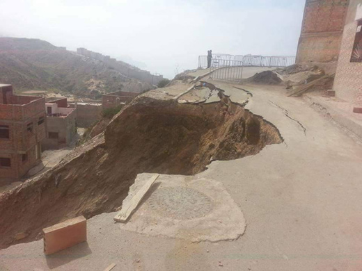 انجراف جزء من الطريق المؤدية الى حي مرموشة بالحسيمة والسلطات تخلي منزلا مخافة إنهياره انجراف جزء من الطريق المؤدية الى حي مرموشة بالحسيمة والسلطات تخلي منزلا مخافة إنهياره