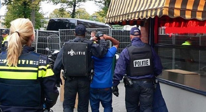 لصوص سيارات "فولسفاغن" يستنفرون الشرطة الهولندية.. والمغاربة في قفص الاتهام لصوص سيارات "فولسفاغن" يستنفرون الشرطة الهولندية.. والمغاربة في قفص الاتهام